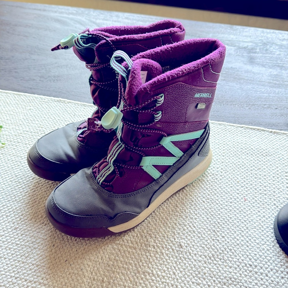 Merrill snow boots, good condition.